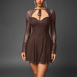 Mini abito marrone scuro con paillettes, maniche lunghe in mesh ed effetto luccicante