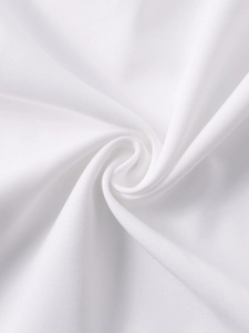 Dettaglio del tessuto bianco del vestito che mostra texture morbida e trama fine