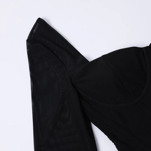 Détail de robe en tulle noir avec bonnets de corset structurés et manches longues
