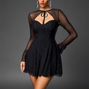 Mini abito sexy in rete nera con glitter argento, scollo cut-out e maniche lunghe svasate