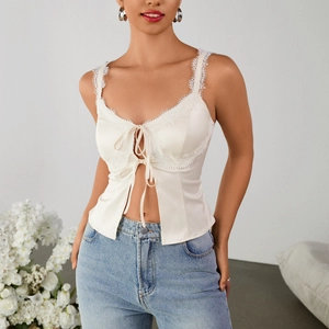 Weißes Satin-Camisole mit Spitzenbesatz und Bindedetail für einen sexy Sommer-Look
