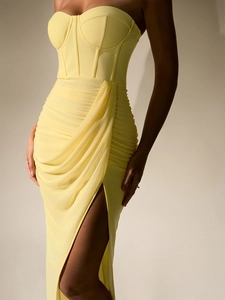 Détail de la robe corset en tulle jaune clair avec baleines et fente haute