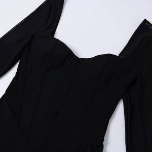 Détail du décolleté en cœur et manches en tulle sur robe moulante noire