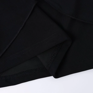 Détail de la couture de l'ourlet et texture en maille de cette robe courte noire