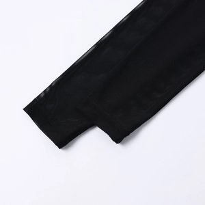 Vue détaillée du tissu en maille noire transparente avec poignet à trou pour le pouce