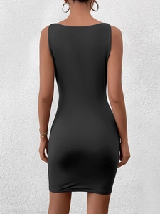 Rückansicht des schwarzen Bodycon-Minikleids mit schmaler Silhouette und Rückendetail