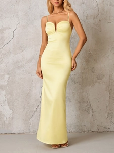 Eng anliegendes hellgelbes Satin-Fischschwanz-Maxikleid mit tiefem V-Ausschnitt und Trägern