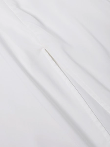 Detailaufnahme der präzisen Nähte und der hochwertigen weißen Chiffon-Stoffstruktur des Kleids