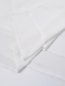 Nahaufnahme der präzisen Saumnaht am weißen Chiffon-Neckholder-Kleid aus Polyester