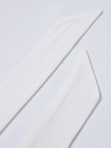 Detailaufnahme der weißen Chiffon-Halterkleid-Gurte mit feiner Textur und spitzen Enden