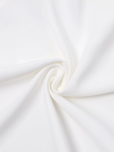 Detail-Makroaufnahme des weißen Chiffonstoffs mit weicher Textur und elegantem Faltenwurf