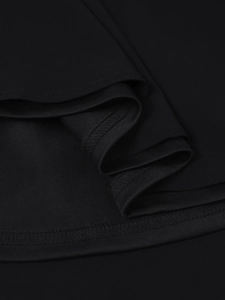 Détail du tissu noir en tencel montrant la texture mesh et les coutures de précision