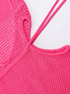 Gros plan sur la robe en tricot rose vif avec détails de mailles ajourées sophistiqués