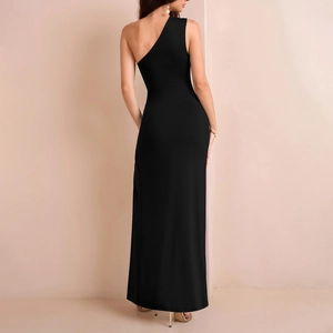 Elegant black one-shoulder maxi dress with side slit and slim-fit ruched design