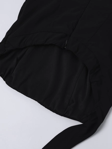 Détail de la robe noire avec fermeture éclair invisible et doublure en maille respirante