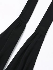 Nahaufnahme der schwarzen Chiffon-Halter-Gurte mit Profi-Nähten und Plissee-Details