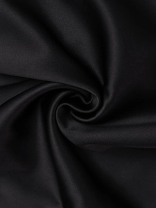 Macro di tessuto in raso nero di alta qualità con eleganti pieghe a spirale e trama setosa