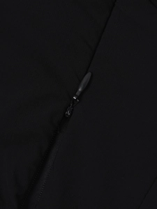 Vue macro de la fermeture éclair invisible discrète sur cette robe trapèze noire