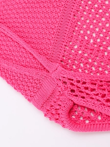 Gros plan sur la texture en maille crochet rose vif avec motif ajouré pour robe de plage