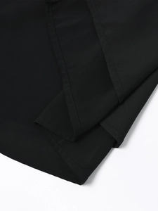 Detailansicht des schwarzen Chiffon-Kleidsaums mit präziser Doppelnaht und feiner Textur