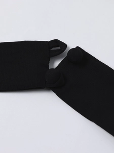 Détail de robe en tencel noir montrant la texture du tissu et des boutons assortis