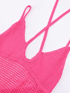 Gros plan sur le tricot au crochet rose vif avec maille ajourée et décolleté plongeant en V