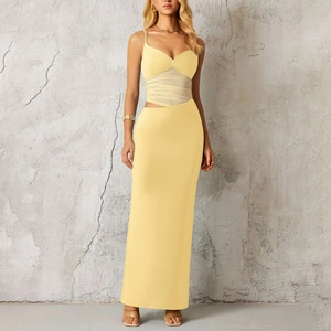 Robe longue sexy jaune pâle avec découpes en mesh et fente latérale pour une silhouette svelte