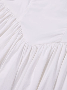 Détail du tissu Tencel blanc avec texture plissée délicate et couture en V de qualité