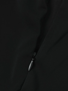 Detailansicht des unsichtbaren Reißverschlusses an einem rückenfreien Chiffon-Maxikleid
