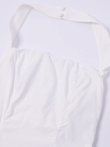 Détail du col licou blanc avec boutons recouverts de tissu et texture plissée élégante