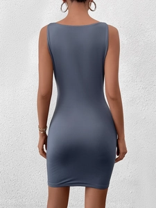 Detailansicht der Rückseite eines schmal geschnittenen dunkelblauen Mini-Kleid