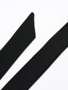 Nahaufnahme der schwarzen Chiffon-Nackenträger mit hochwertigem Köpergewebe-Detail