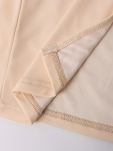Gros plan détaillé montrant les coutures précises et la maille fine de la robe longue en mesh