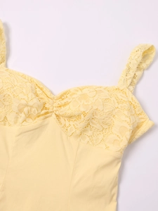 Détail de la robe jaune clair avec dentelle florale et petits plis sur le décolleté