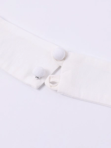 Détail de boutons recouverts de tissu et texture verticale sur une robe dos nu blanche