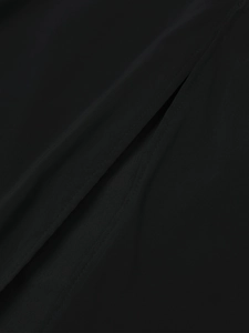 Detailaufnahme der schwarzen Chiffon-Stoffstruktur und professionelle Nahtverarbeitung