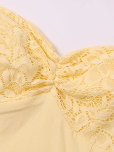 Gros plan détaillé de la dentelle florale jaune clair et du tissu plissé cousu