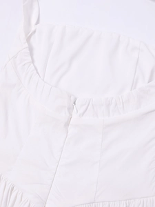 Vue détaillée de la fermeture éclair cachée et de la taille élastique sur la robe