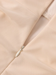 Détail de la fermeture éclair invisible sur une robe en maille avec texture fine