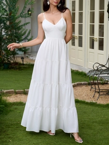 Détail de la robe maxi blanche à col en V avec fines bretelles et jupe à étages