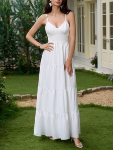 Détail de la robe longue blanche à col en V avec jupe à volants superposés