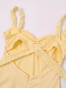 Détail d'une robe jaune dos nu avec bretelles croisées en dentelle et fermeture éclair