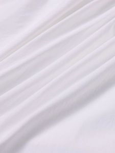 Vue macro détaillée du tissu Tencel blanc avec texture flammée verticale et plis souples