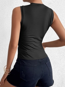 Vue détaillée du haut noir sans manches et du short en jean effet vieilli