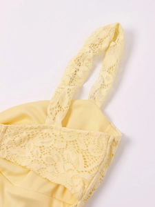 Vue macro détaillée de la dentelle au crochet jaune pâle et de la texture du tissu