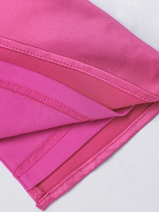 Dettaglio dell'orlo dell'abito fucsia con bordino in raso e doppie cuciture di precisione