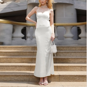 Elegantes weißes Satin-Maxikleid mit schmalen Trägern und figurbetonter Passform