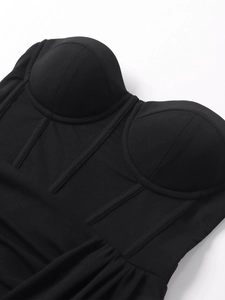Détail d'une robe corset avec baleines structurées, bonnets moulés et tissu froncé