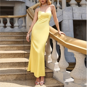 Elegantes gelbes Satin-Maxikleid mit dünnen Trägern und schmaler Passform für Anlässe