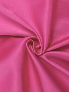 Dettaglio del tessuto satinato rosa fucsia con trama setosa e finitura lucida elegante